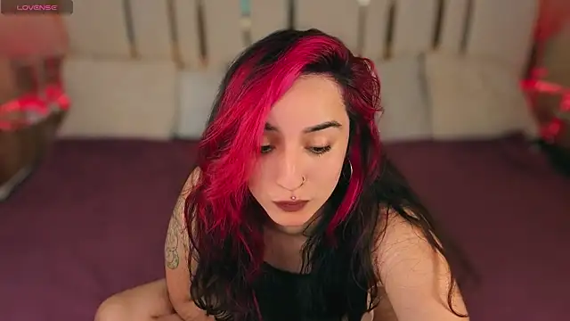 Daphne Moss online show from May 13, 1:28 pm