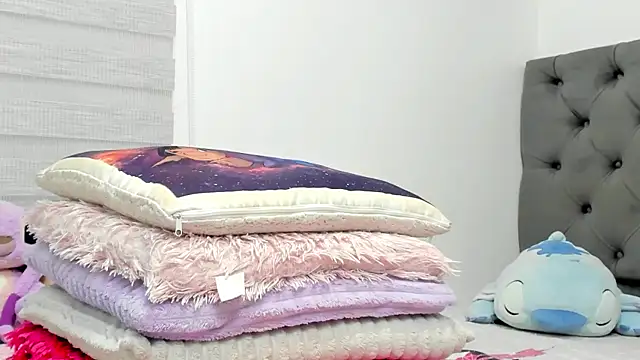 Elizabeth 18  online show from April 30, 3:23 am