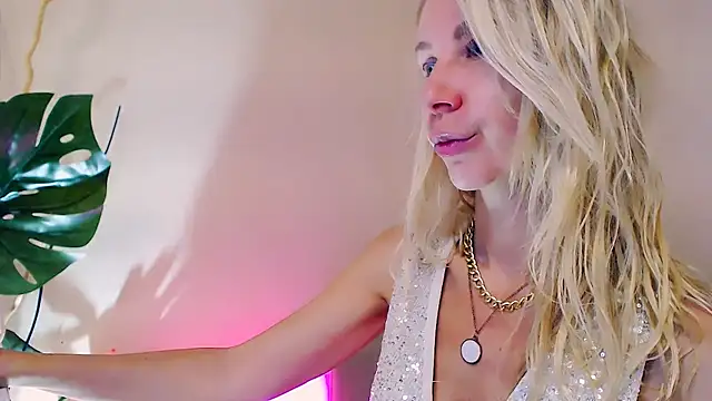 OLIVIA CANDY online show from March 25, 5:44 am