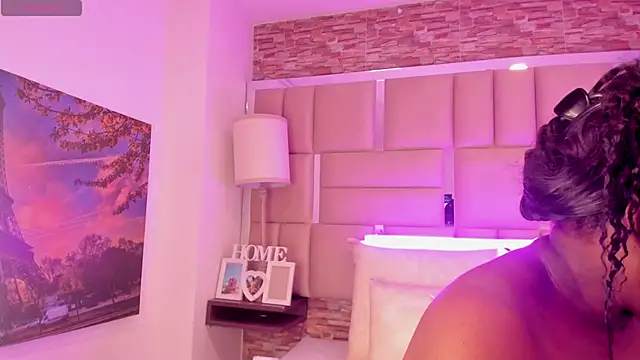 ShaniaBrownn online show from February 18, 7:46 pm