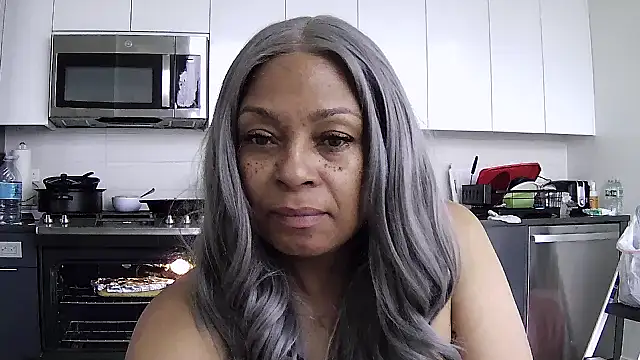 MSweetLindaParks online show from May 9, 8:44 pm