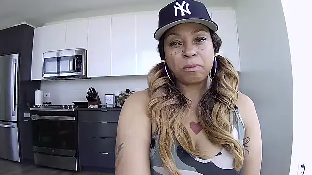 MSweetLindaParks online show from May 26, 7:35 pm