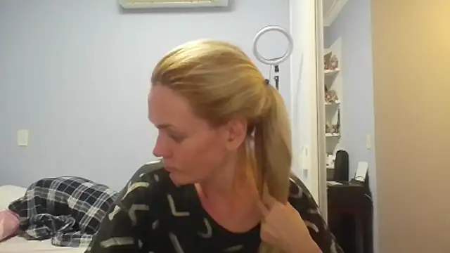 Annylove1 online show from May 4, 12:36 am