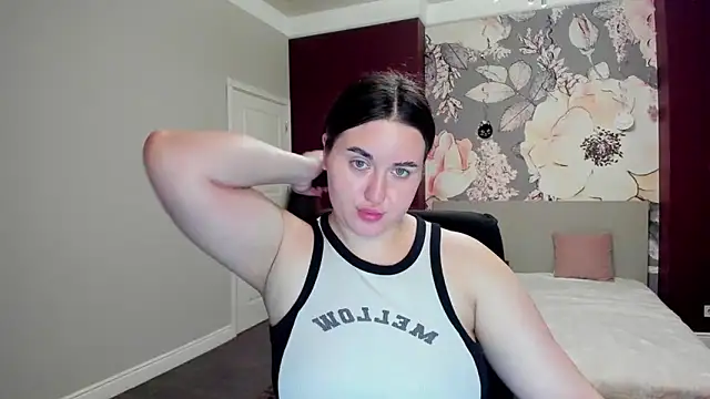 Roxie Bradley online show from November 11, 6:53 am