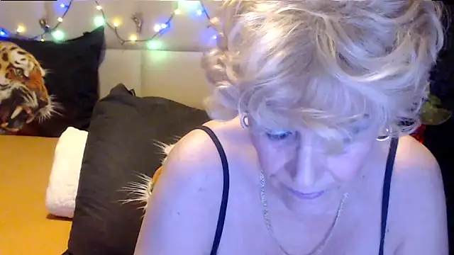 Snapshot of HappyWomanOn chatting on October 20, 6:55 pm HappyWomanOn online show from October 20, 6:55 pm