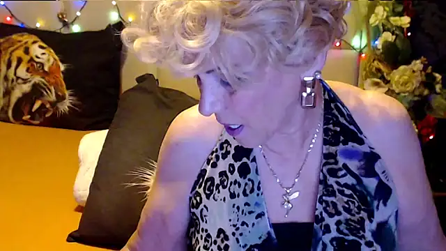 Snapshot of HappyWomanOn chatting on October 24, 7:21 pm HappyWomanOn online show from October 24, 7:21 pm