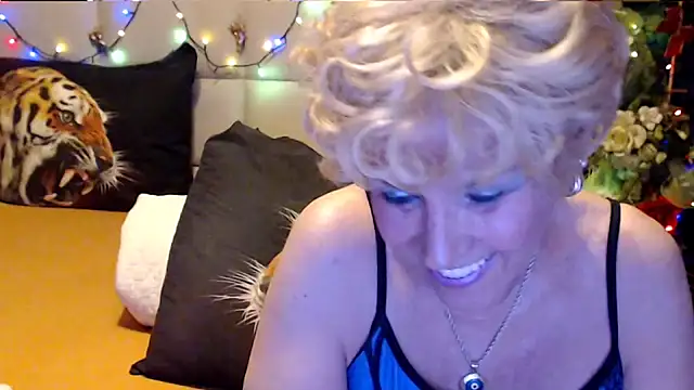 Snapshot of HappyWomanOn chatting on October 26, 7:53 pm HappyWomanOn online show from October 26, 7:53 pm