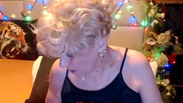 Snapshot of HappyWomanOn chatting on October 23, 7:20 pm HappyWomanOn online show from October 23, 7:20 pm