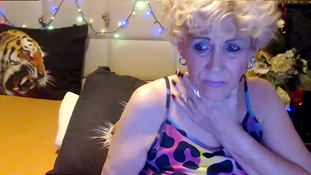 Snapshot of HappyWomanOn chatting on October 21, 6:56 pm HappyWomanOn online show from October 21, 6:56 pm