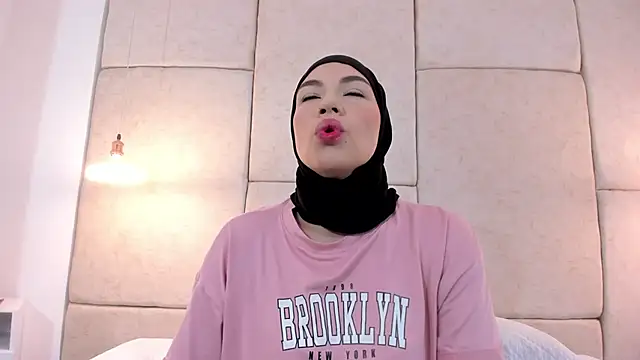 Snapshot of aisha_vs chatting on October 3, 1:27 pm aisha vs online show from October 3, 1:27 pm