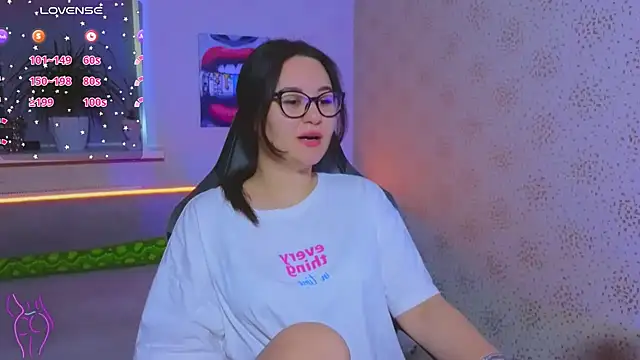 Snapshot of EsterLogan chatting on October 11, 6:51 am EsterLogan online show from October 11, 6:51 am