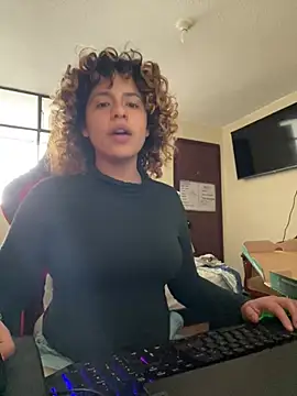 EmmaMelissa0521 online show from May 3, 9:29 pm