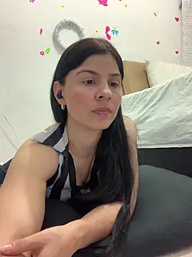 Estefani 32 online show from April 8, 1:30 am