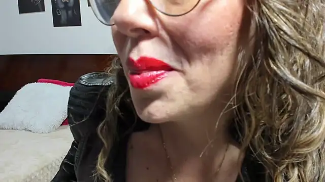taylorhot70 online show from May 24, 1:37 am
