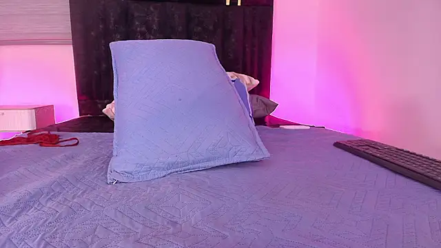 lay navas online show from February 13, 8:43 pm