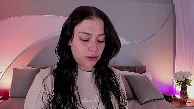 Nicolle W online show from May 5, 11:57 am