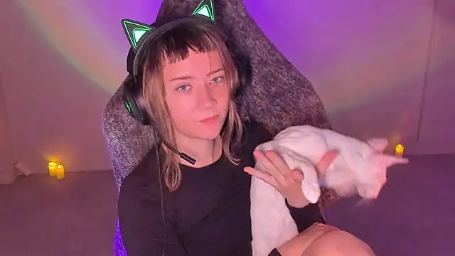 RikkiSanchez online show from November 12, 8:40 pm