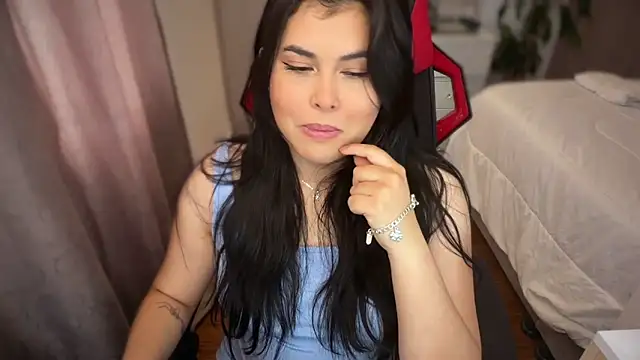 Alyaa s online show from February 5, 7:17 pm