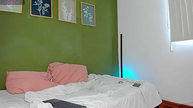 karlye 5 online show from April 9, 8:25 pm