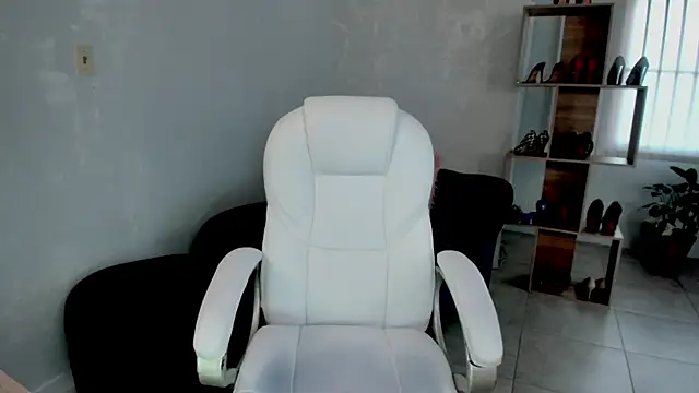 MissRhodes1 online show from December 15, 8:36 pm