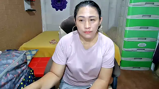 Ugly Filipina online show from April 8, 11:40 pm