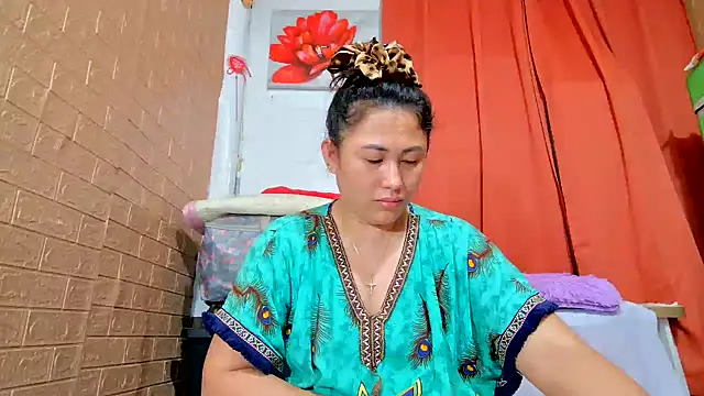 Ugly Filipina online show from November 28, 8:45 pm