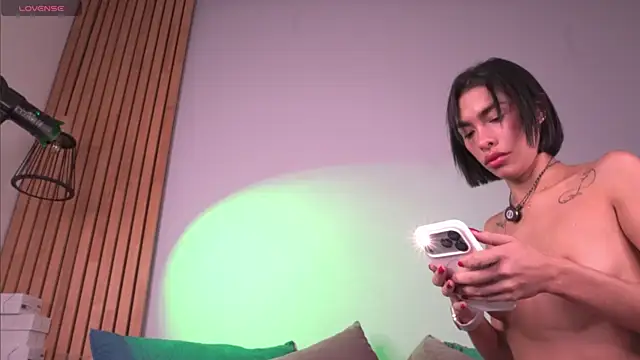 mia-reeves online show from May 5, 7:06 pm