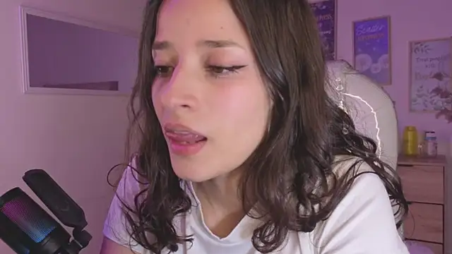 Amaia Daniells online show from October 8, 4:39 am