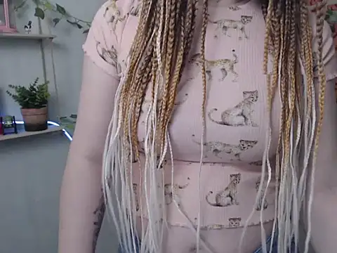 VeryVeryVeryShy  online show from May 6, 5:44 am
