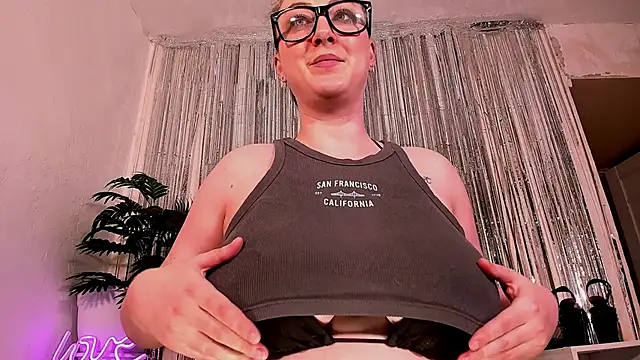 Mira Xo  online show from April 7, 11:01 am