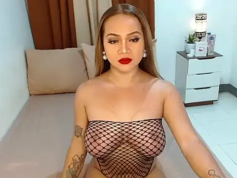 QueenVersa online show from May 16, 11:59 pm