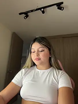 lunablossom  online show from May 20, 10:51 pm