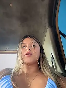 lunablossom  online show from March 28, 9:24 pm