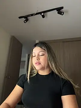 lunablossom  online show from May 21, 10:52 pm
