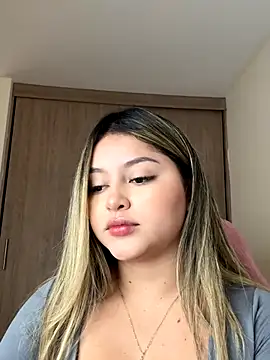 lunablossom  online show from October 10, 7:41 pm