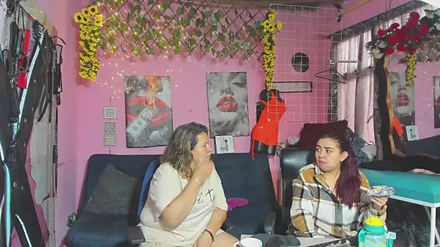 lesbiancuple online show from May 21, 1:09 pm