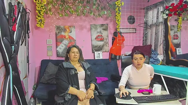 lesbiancuple online show from May 20, 12:24 pm