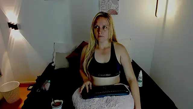 EmilySumer online show from May 3, 3:21 am