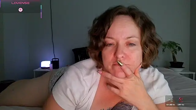 julimonroe online show from May 7, 4:39 am