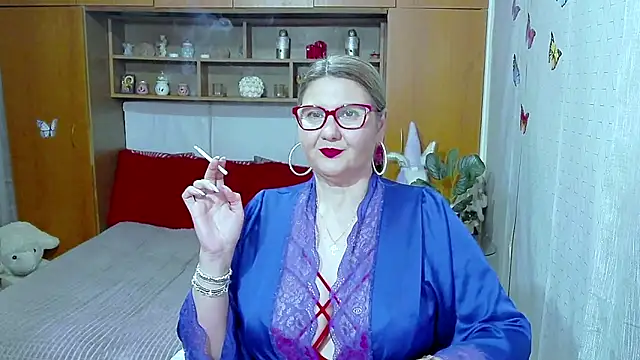 LucilleFenlys online show from May 26, 10:42 pm