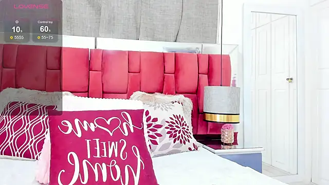 GianinaLewis online show from December 21, 8:46 pm