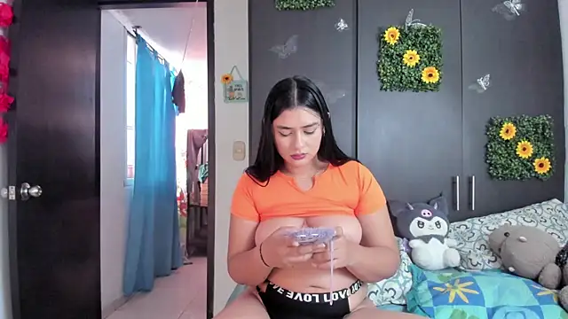 mensia hernandz online show from May 8, 1:36 pm