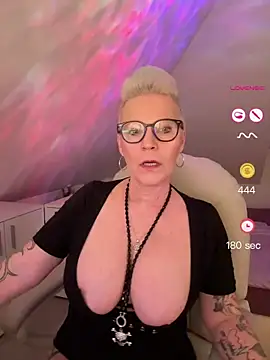 German Milf online show from May 18, 1:06 pm