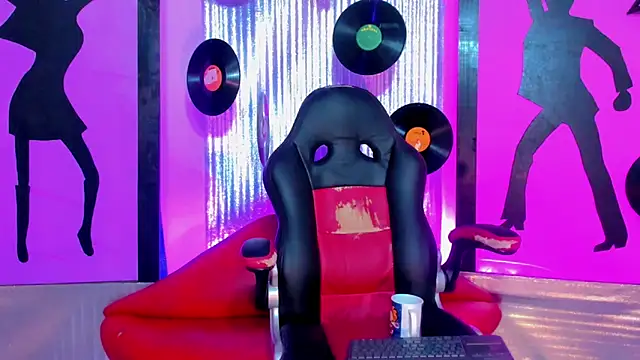 nickyminach  online show from May 8, 8:21 pm