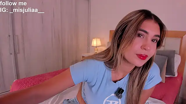 Snapshot of missjuliaa_ chatting on October 2, 3:11 am missjuliaa online show from October 2, 3:11 am