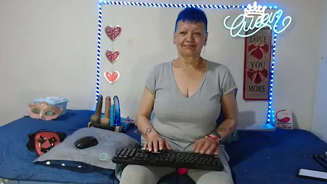 loquitaqueen011 online show from May 17, 8:30 pm