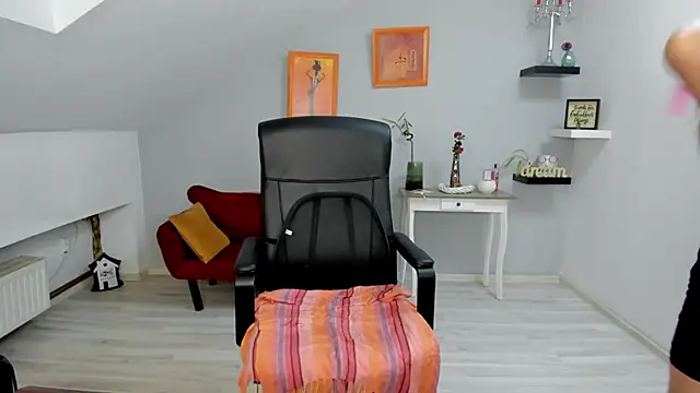 LollaGirl online show from October 22, 3:22 am