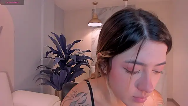 EveBensonX online show from May 5, 11:08 pm