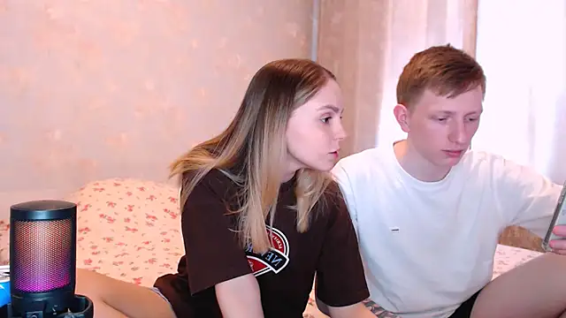 juliaanddima online show from May 18, 8:09 am