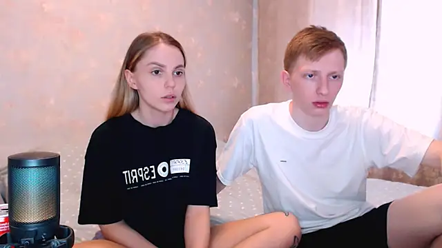 juliaanddima online show from May 19, 8:10 am